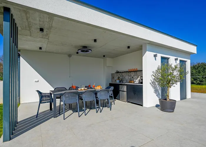 Mia Stella Ровинь